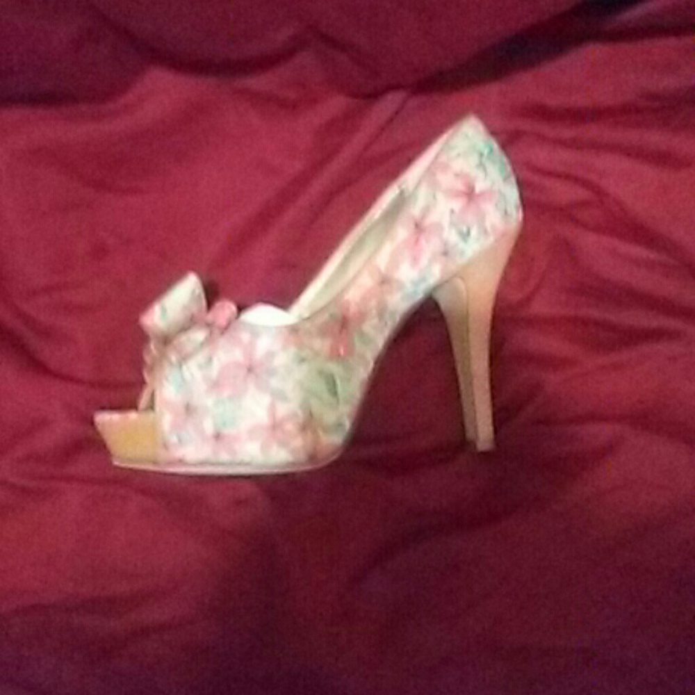 Madden girl size 8 natural color floral heels
